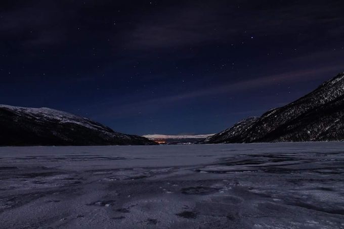 Pippira skistadion lyser i fjellet. Bildet tatt fra Børsvannet av Roger Kvanmo.